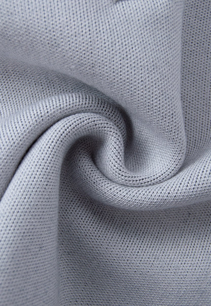 Buzo Adele Giive beige tejido con cuello tipo polo, manga larga y flor de gran formato en la espalda.