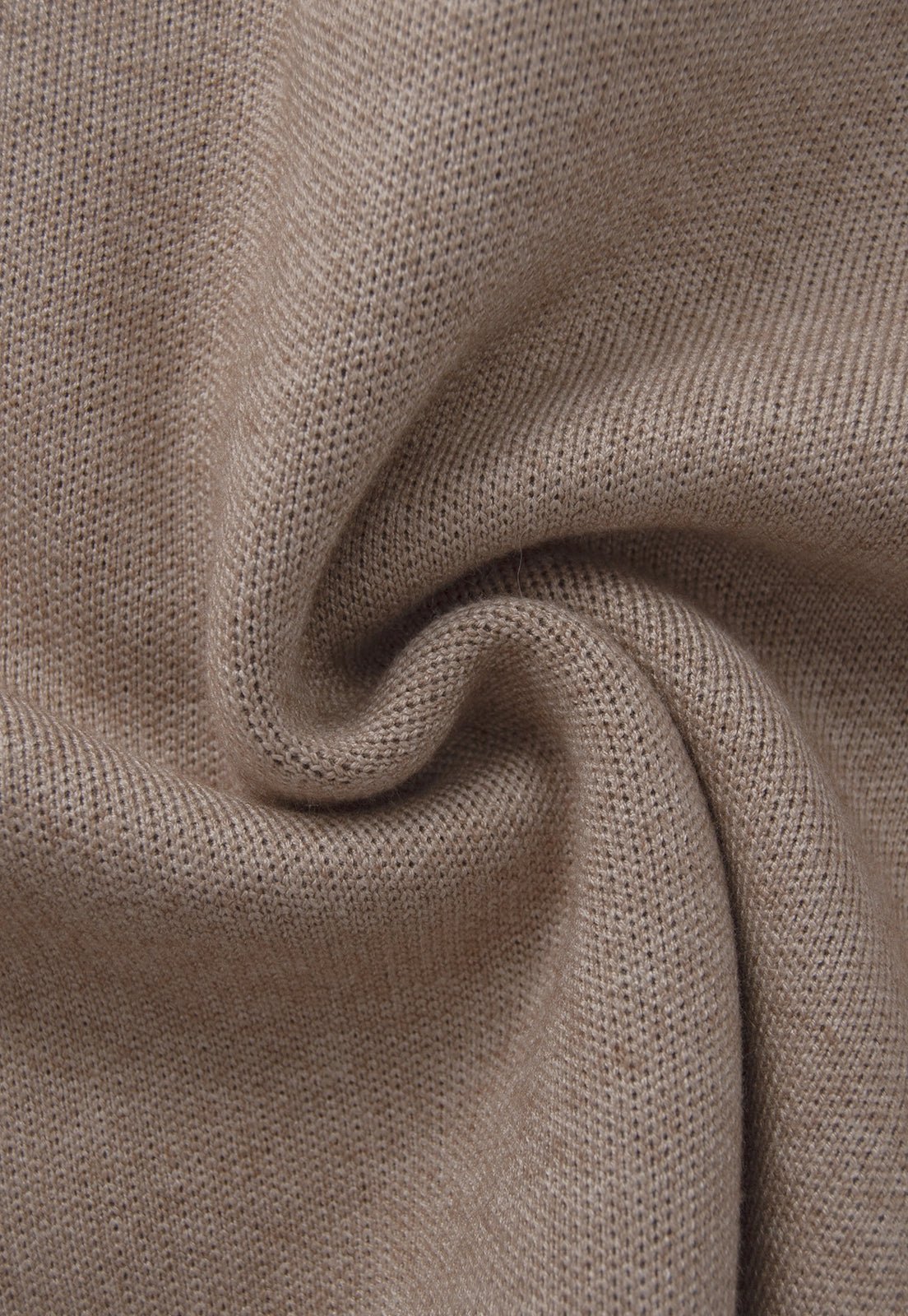 Buzo Adele Giive beige tejido con cuello tipo polo, manga larga y flor de gran formato en la espalda.