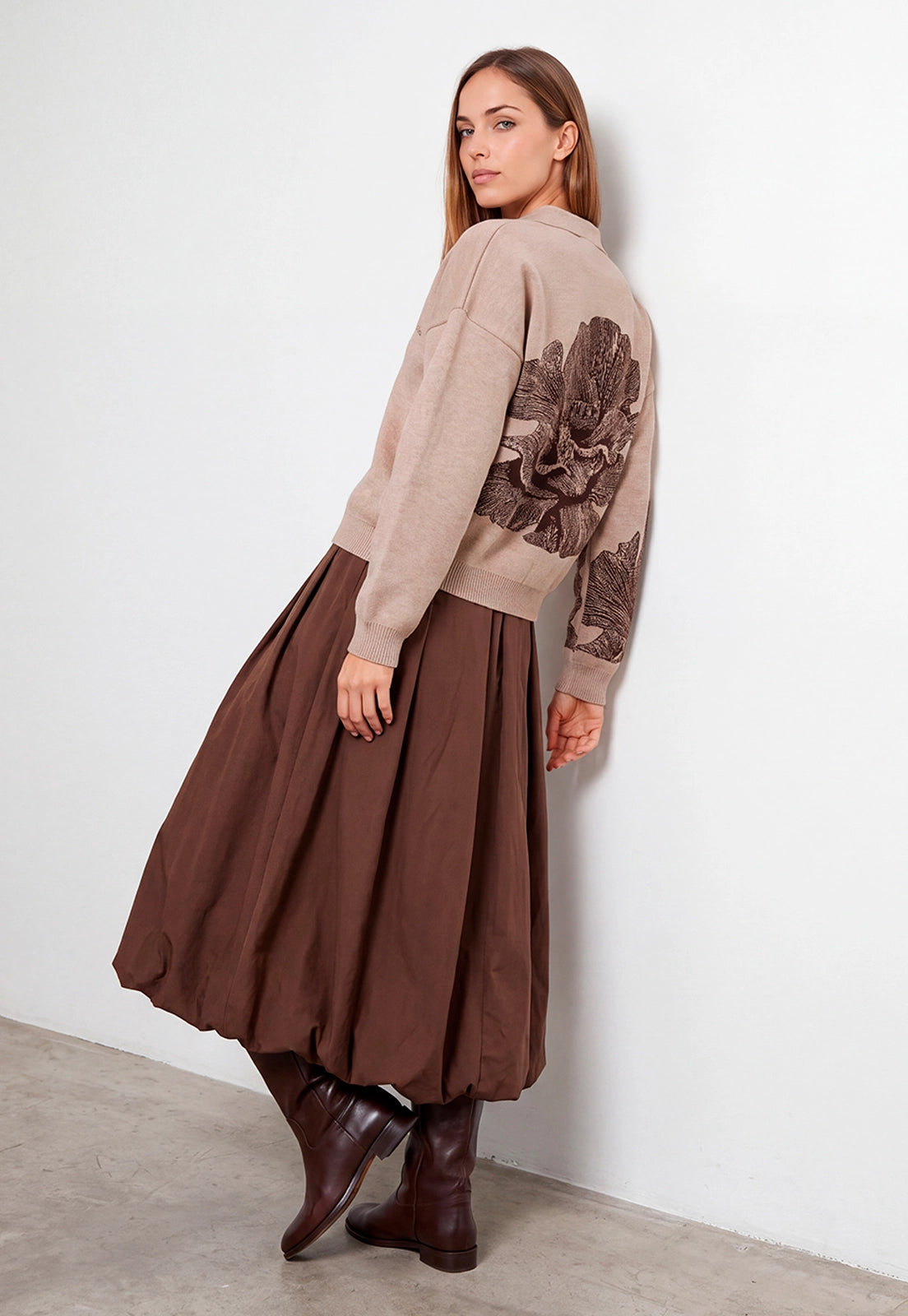 Buzo Adele Giive beige tejido con cuello tipo polo, manga larga y flor de gran formato en la espalda.
