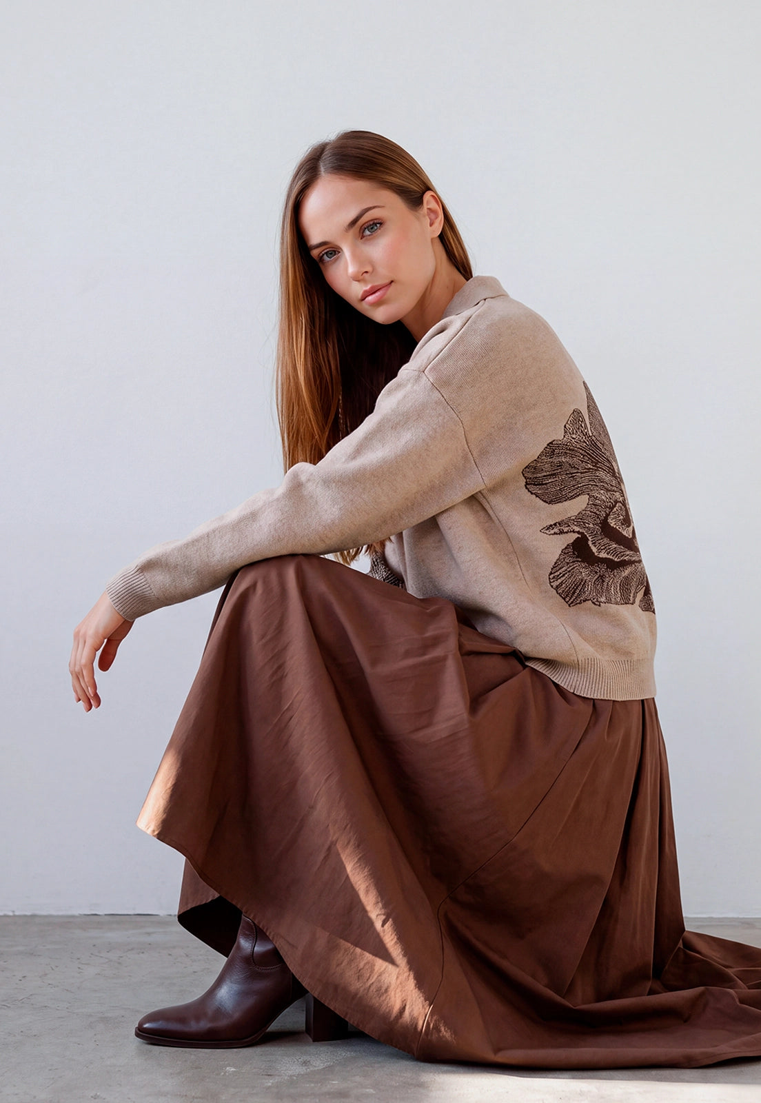 Buzo Adele Giive beige tejido con cuello tipo polo, manga larga y flor de gran formato en la espalda.