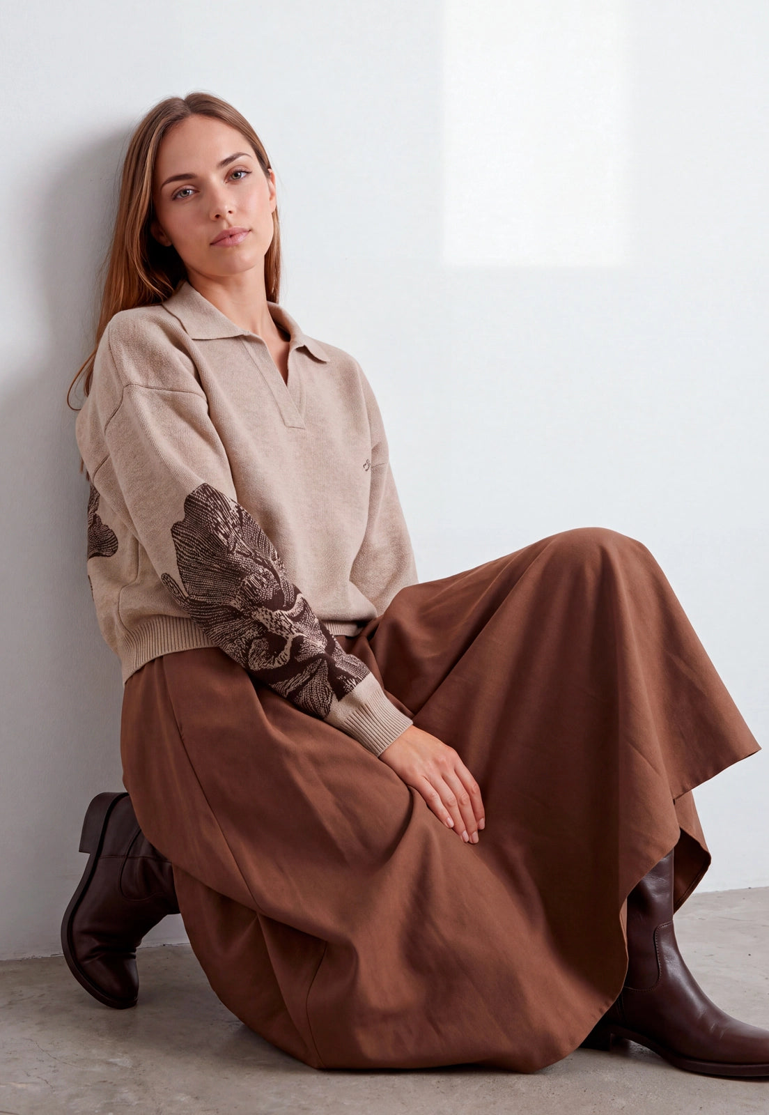 Buzo Adele Giive beige tejido con cuello tipo polo, manga larga y flor de gran formato en la espalda.