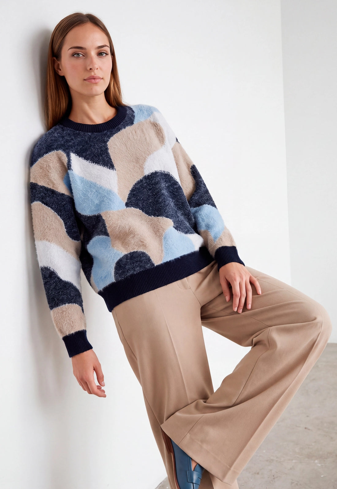 Buzo Amelia Giive tejido de textura afelpada con diseño geométrico abstracto en beige, azul oscuro, azul claro y blanco.