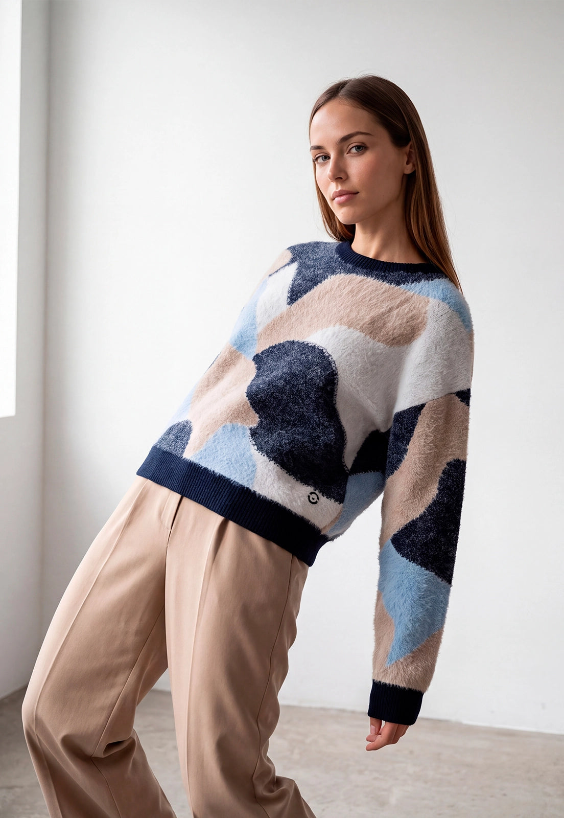Buzo Amelia Giive tejido de textura afelpada con diseño geométrico abstracto en beige, azul oscuro, azul claro y blanco.