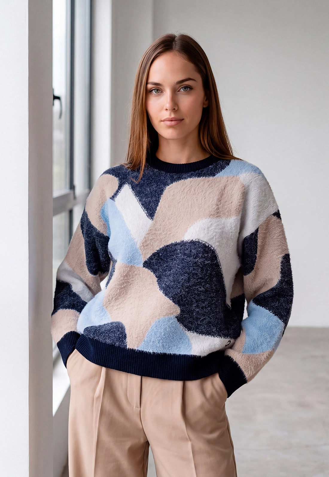 Buzo Amelia Giive tejido de textura afelpada con diseño geométrico abstracto en beige, azul oscuro, azul claro y blanco.