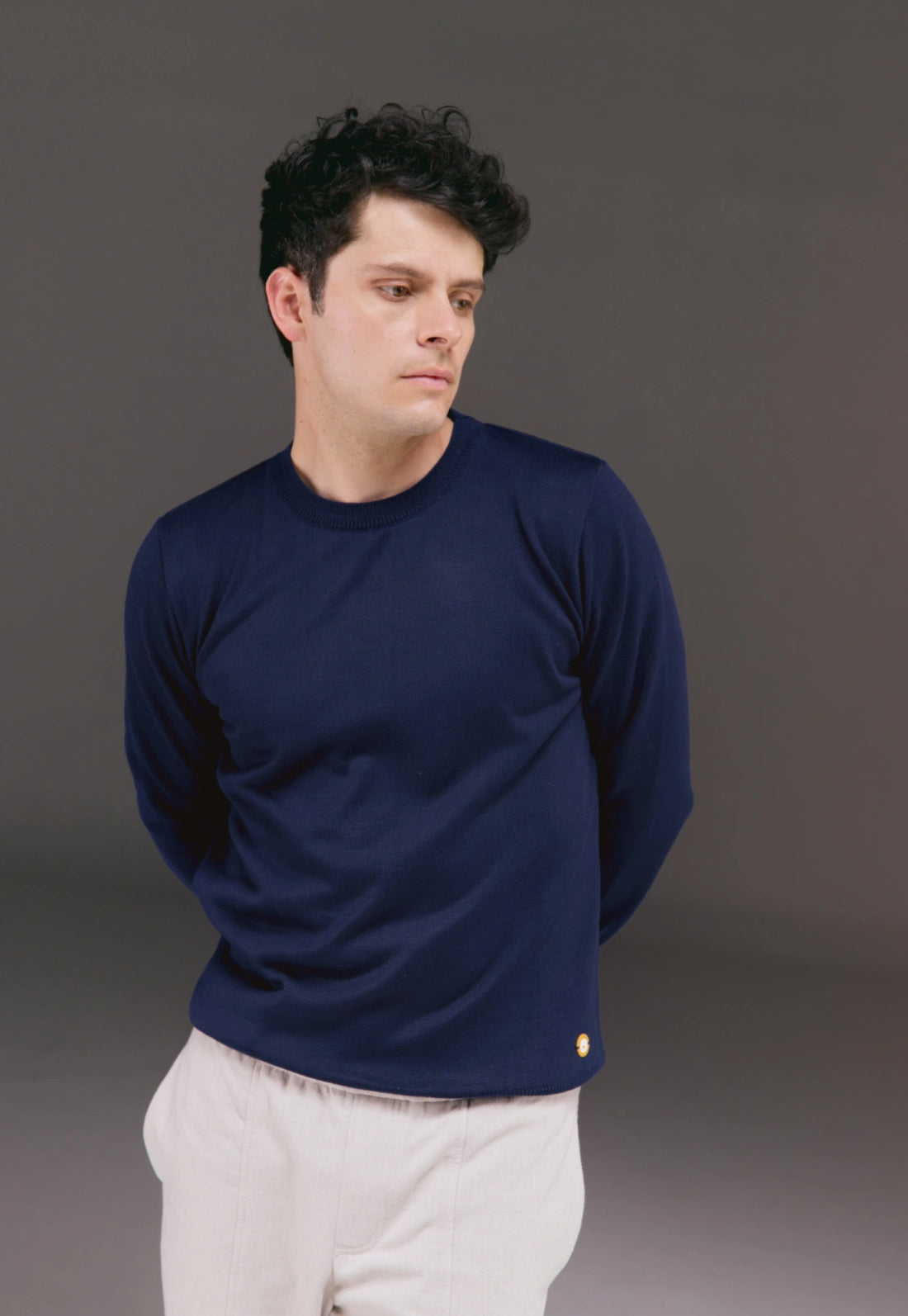 Buzo Robert de Giive: saco en tejido delgado con cuello redondo, diseño espina de pescado y ribete acanalado en puños y parte baja.