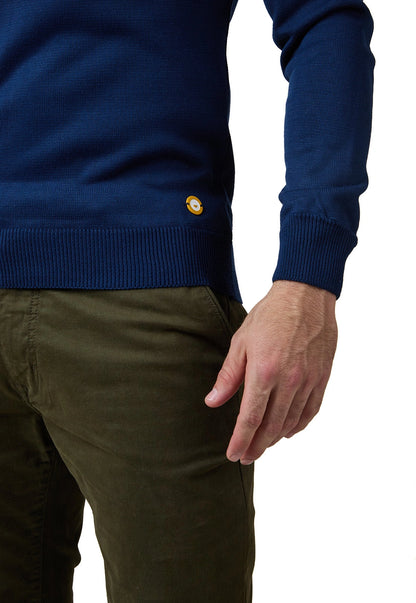 Buzo Robert de Giive: saco en tejido delgado con cuello redondo, diseño espina de pescado y ribete acanalado en puños y parte baja.