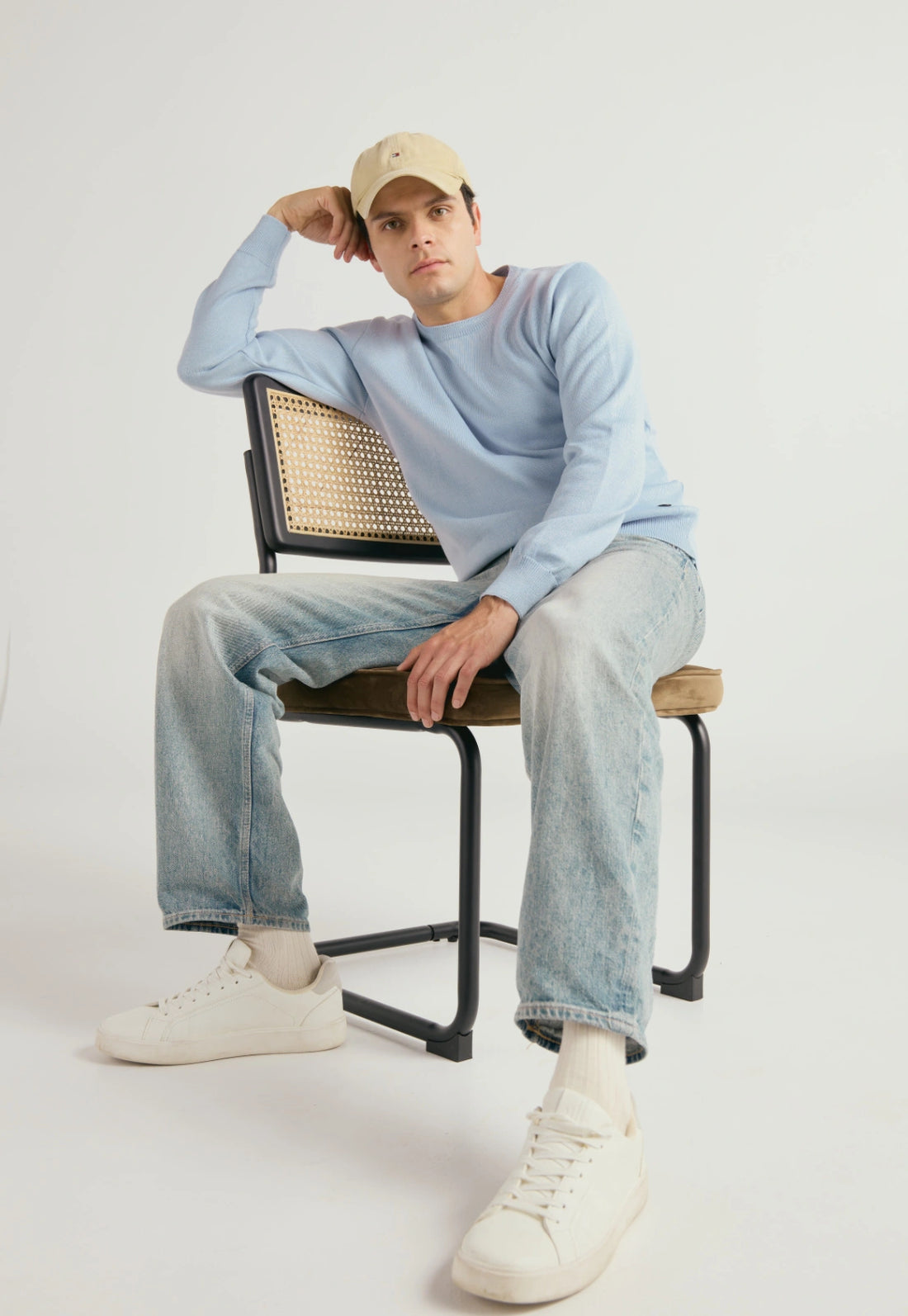 Buzo Robert de Giive: saco en tejido delgado con cuello redondo, diseño espina de pescado y ribete acanalado en puños y parte baja.