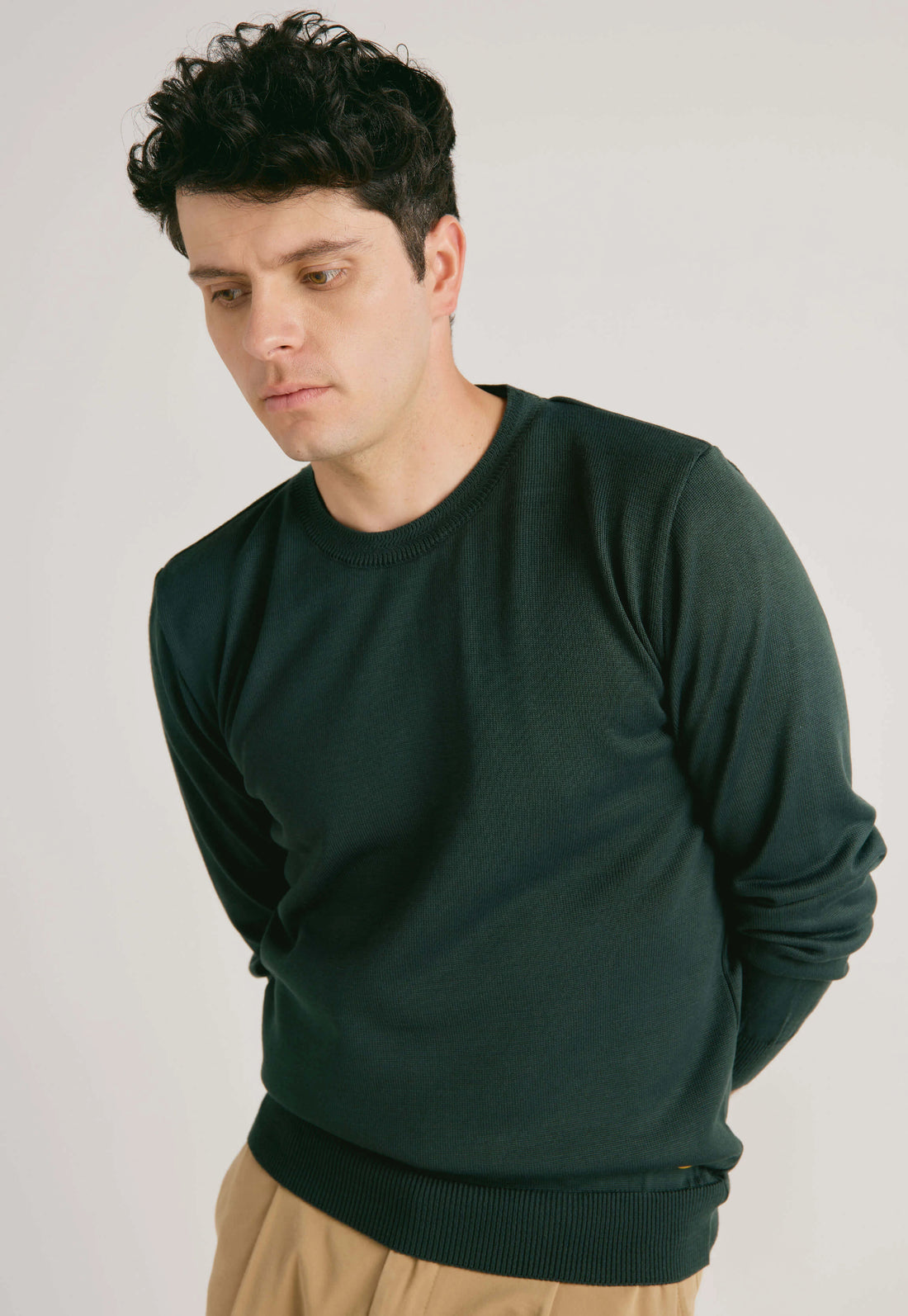 Buzo Robert de Giive: saco en tejido delgado con cuello redondo, diseño espina de pescado y ribete acanalado en puños y parte baja.