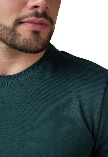 Buzo Robert de Giive: saco en tejido delgado con cuello redondo, diseño espina de pescado y ribete acanalado en puños y parte baja.