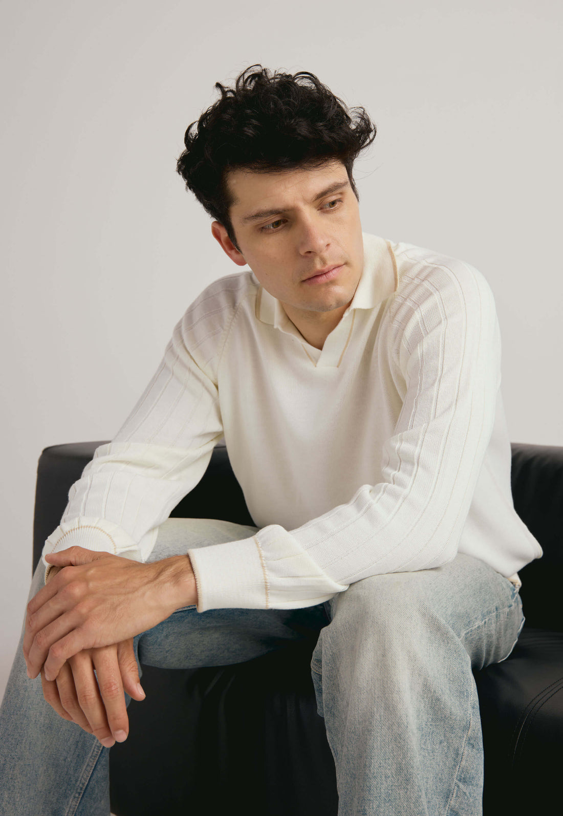 Camisa tipo polo para hombre, manga larga, estilo juvenil y clásico, color gris claro, con diseño acanalado y ribete en puños.