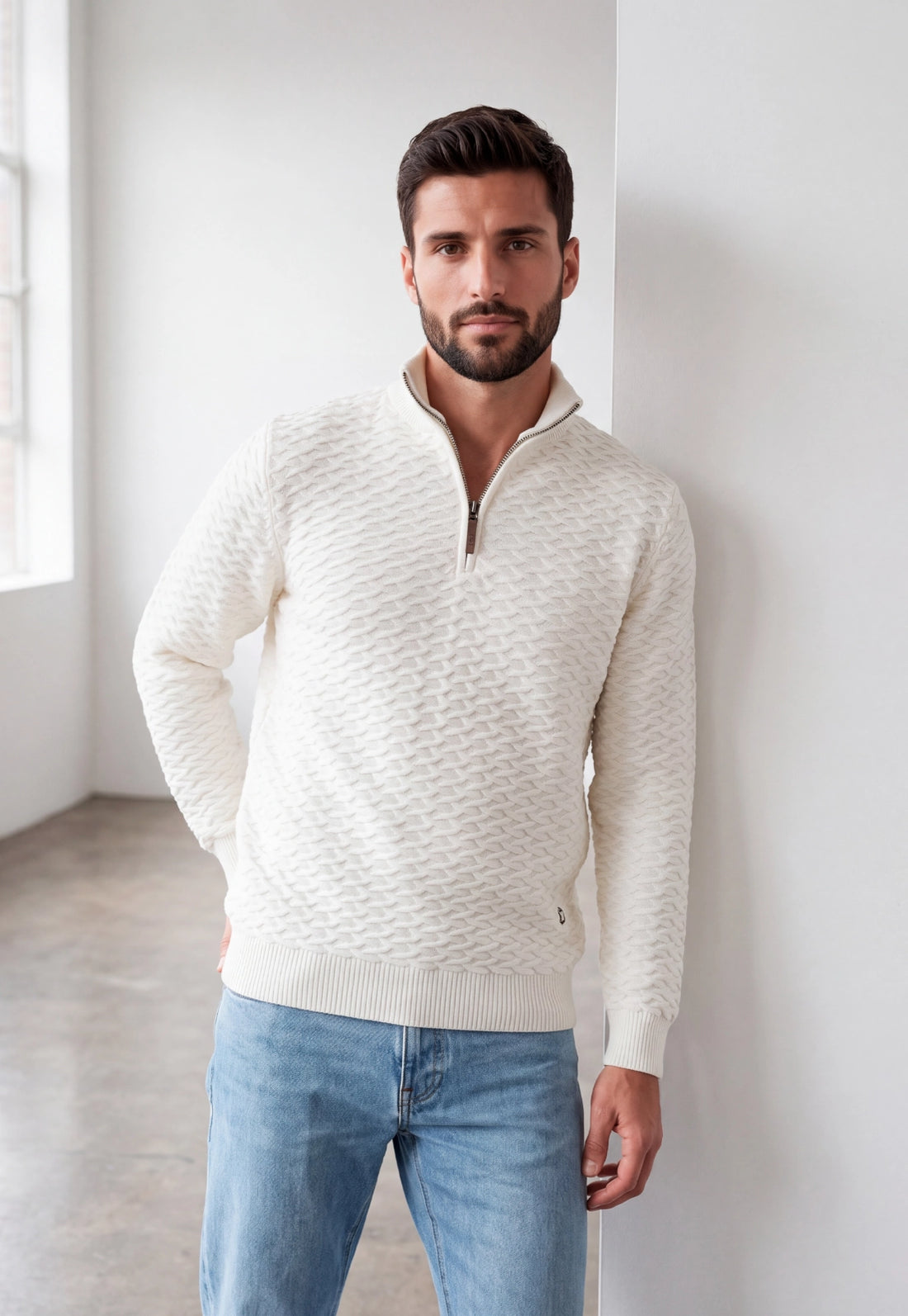 Camisero Lucca Giive con textura geométrica, cuello alto, cierre de cremallera y manga larga.