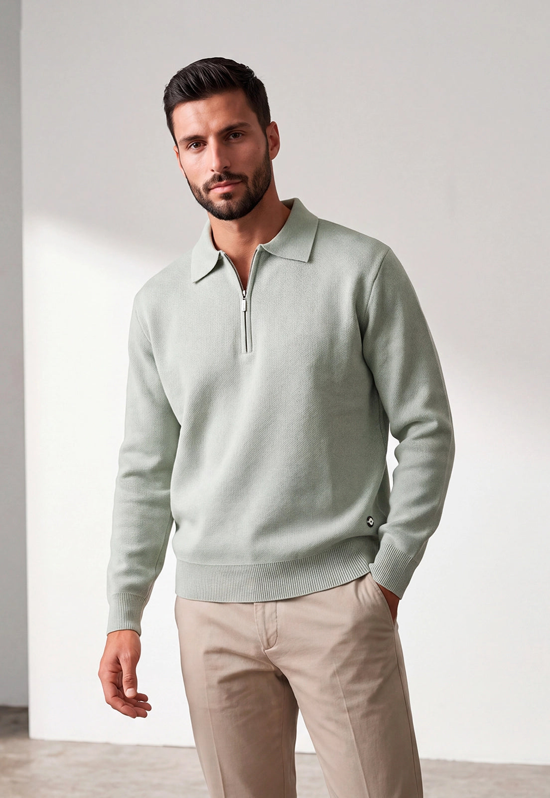 Camisero Nexo Giive verde tejido con cuello camisero, cierre frontal de cremallera y manga larga.