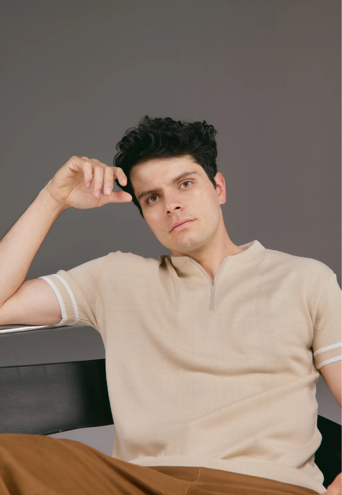 Camiseta masculina manga corta tejido liso, cuello mao con cremallera, corte ajustado, marca Giive.