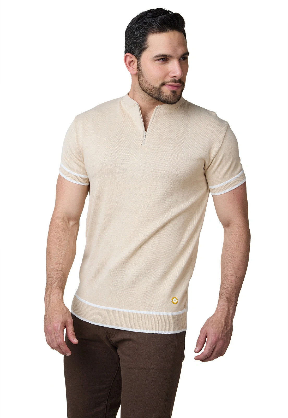 Camiseta masculina manga corta tejido liso, cuello mao con cremallera, corte ajustado, marca Giive.
