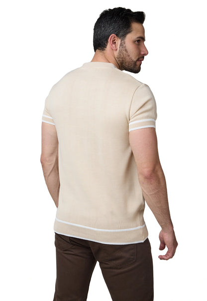 Camiseta masculina manga corta tejido liso, cuello mao con cremallera, corte ajustado, marca Giive.
