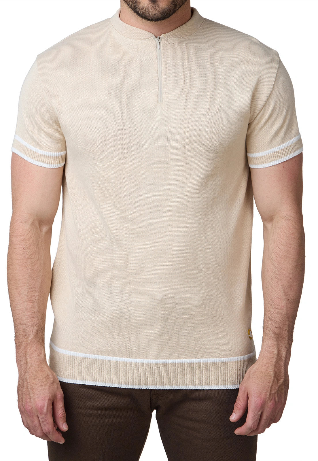 Camiseta masculina manga corta tejido liso, cuello mao con cremallera, corte ajustado, marca Giive.
