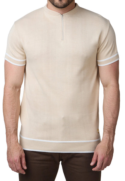 Camiseta masculina manga corta tejido liso, cuello mao con cremallera, corte ajustado, marca Giive.
