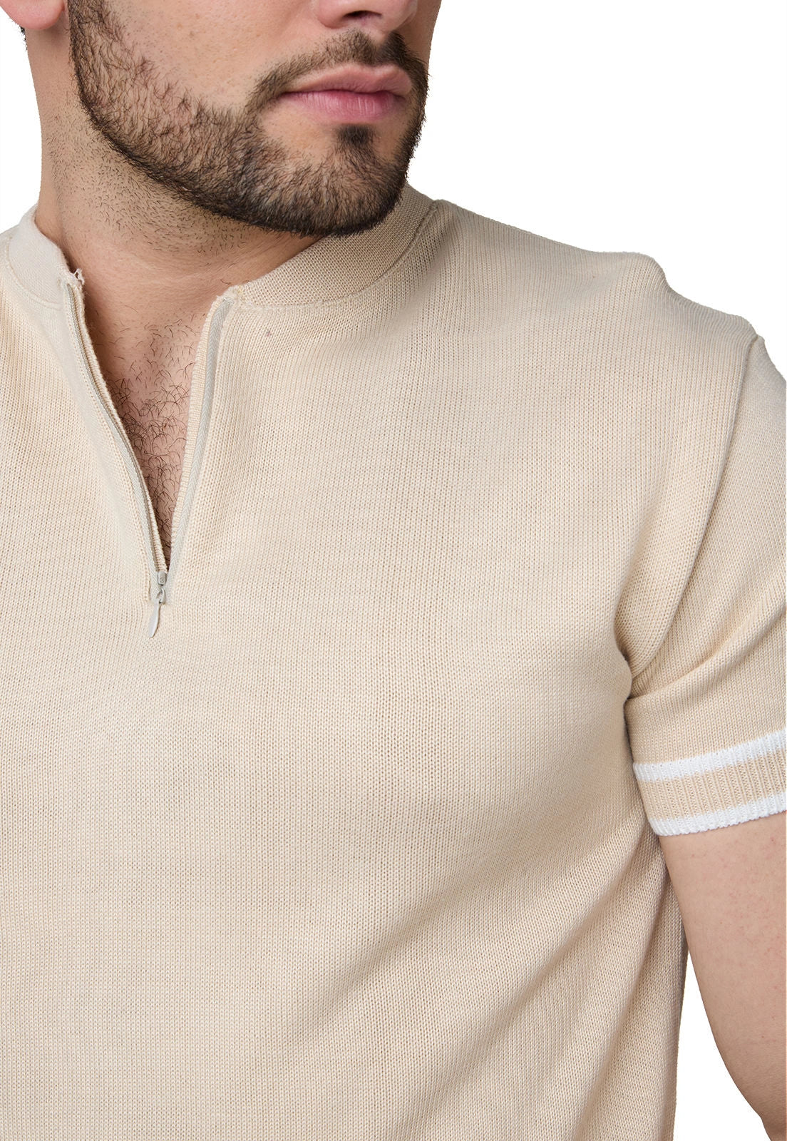 Camiseta masculina manga corta tejido liso, cuello mao con cremallera, corte ajustado, marca Giive.

