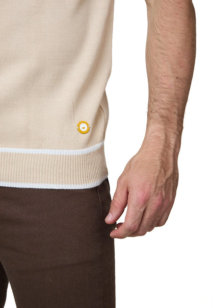 Camiseta masculina manga corta tejido liso, cuello mao con cremallera, corte ajustado, marca Giive.
