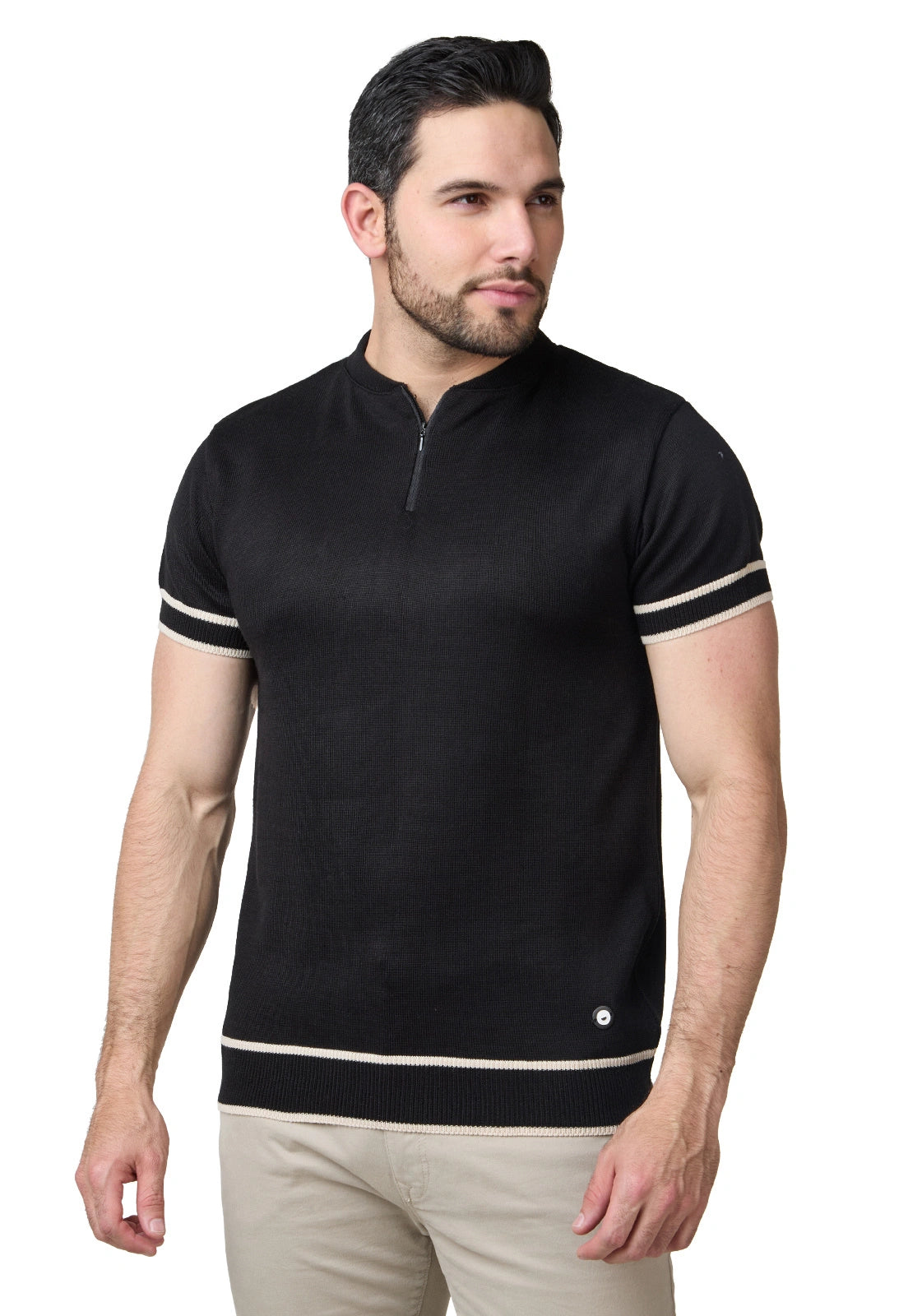 Camiseta masculina manga corta tejido liso, cuello mao con cremallera, corte ajustado, marca Giive.
