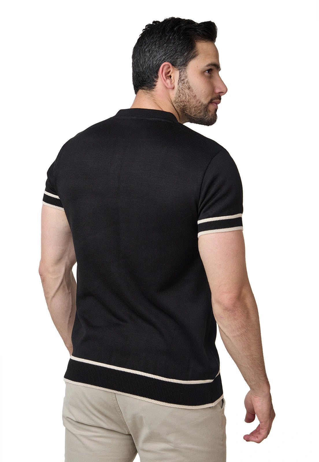Camiseta masculina manga corta tejido liso, cuello mao con cremallera, corte ajustado, marca Giive.
