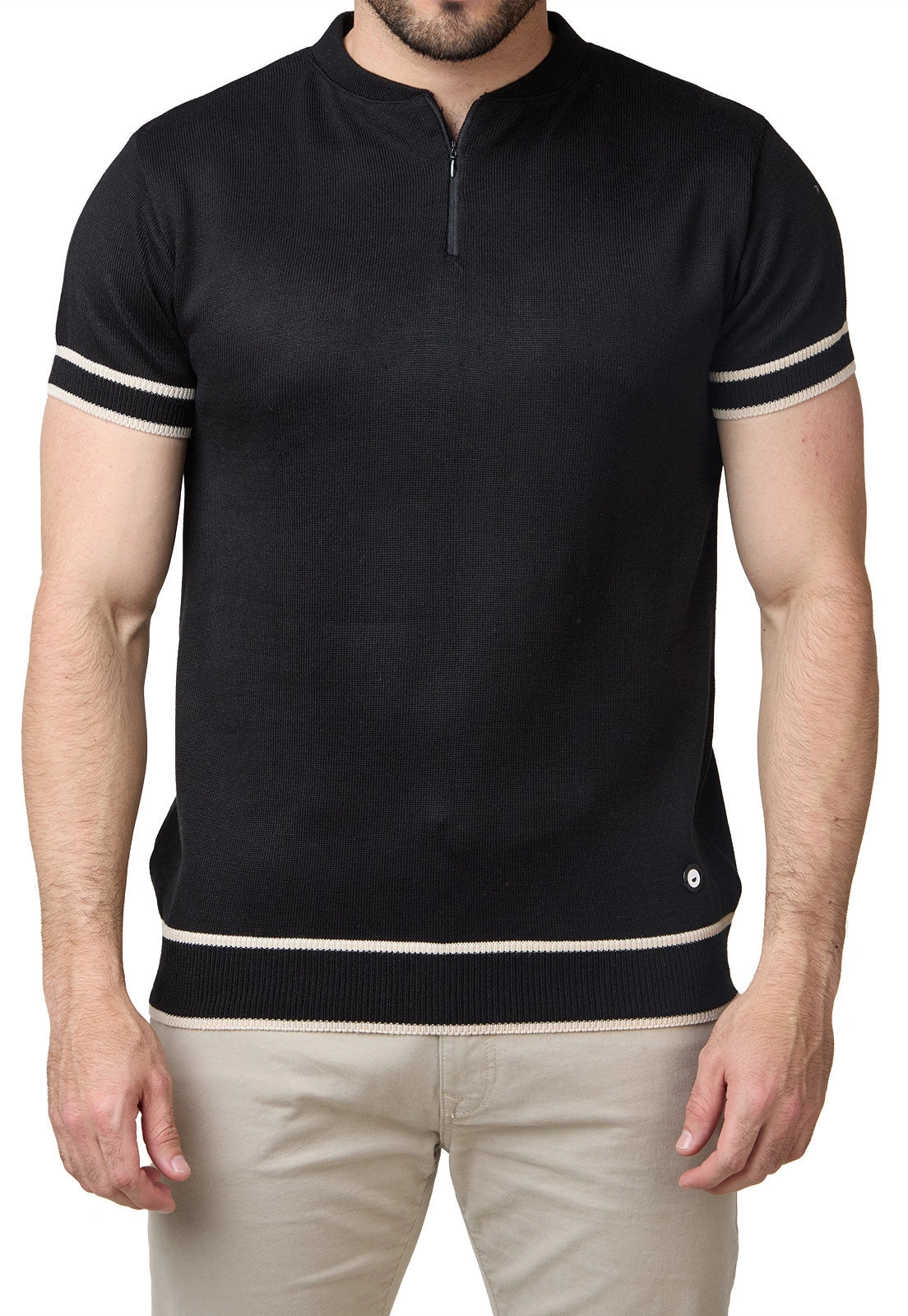Camiseta masculina manga corta tejido liso, cuello mao con cremallera, corte ajustado, marca Giive.
