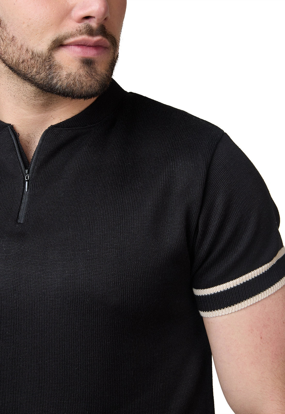 Camiseta masculina manga corta tejido liso, cuello mao con cremallera, corte ajustado, marca Giive.

