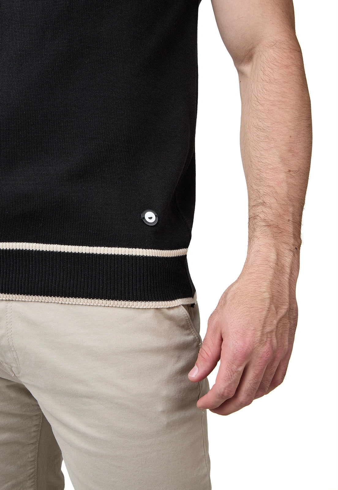 Camiseta masculina manga corta tejido liso, cuello mao con cremallera, corte ajustado, marca Giive.
