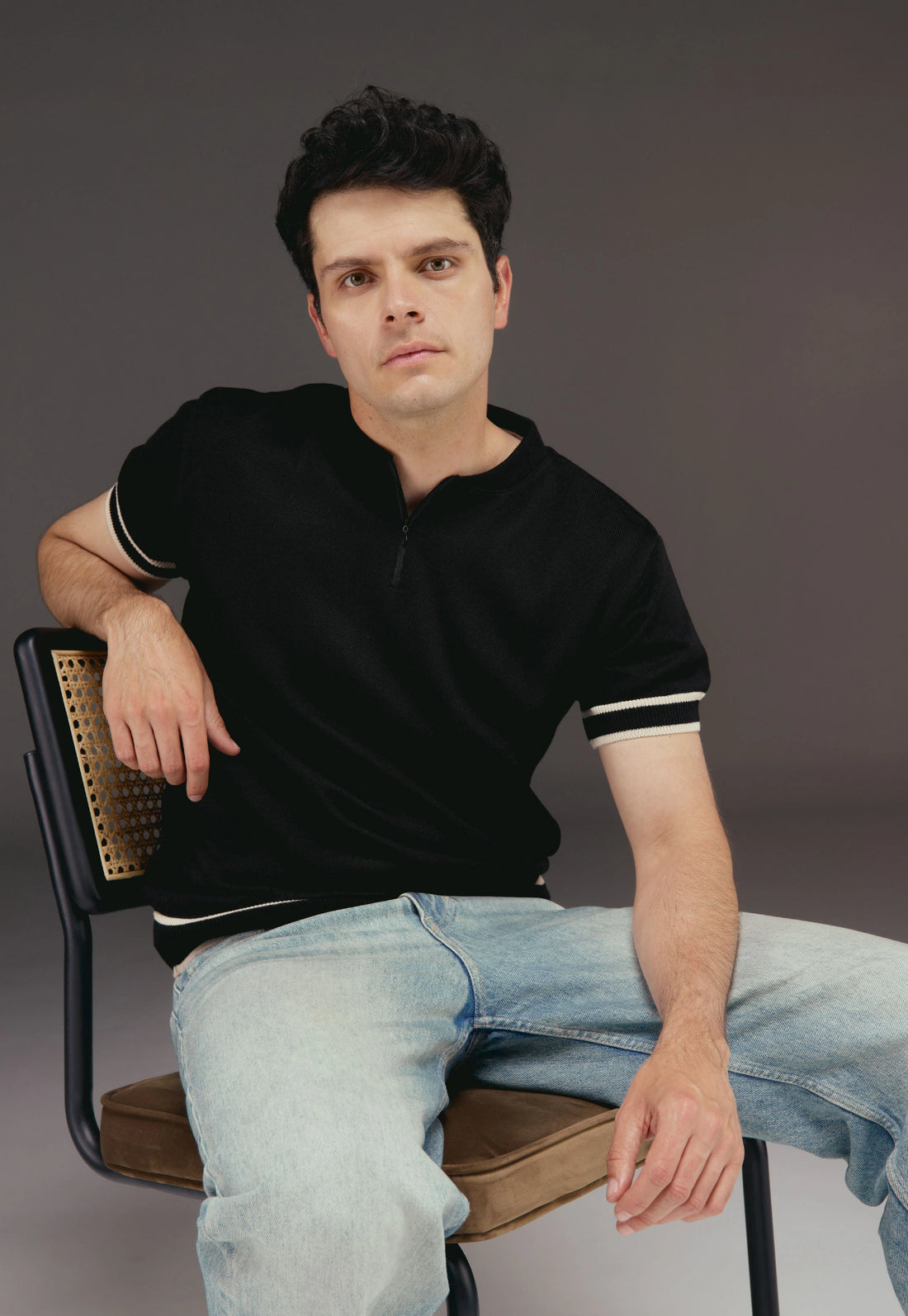 Camiseta masculina manga corta tejido liso, cuello mao con cremallera, corte ajustado, marca Giive.