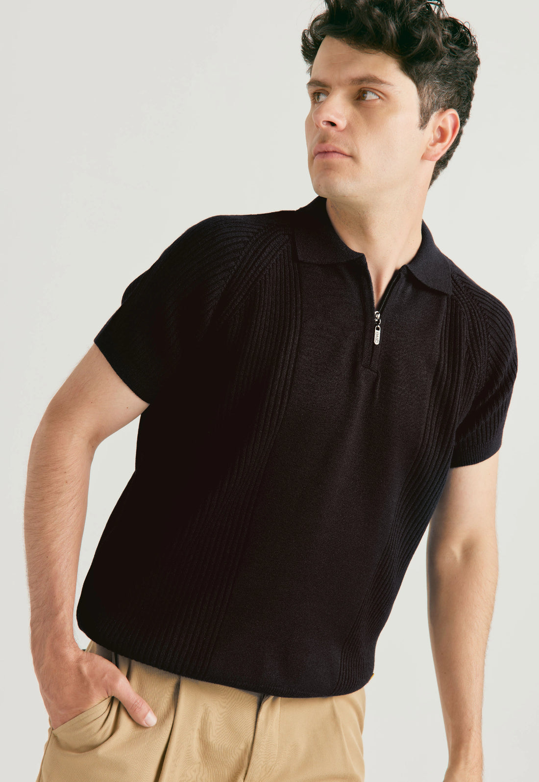Camiseta Timothee estilo polo de mangas cortas, con cremallera y detalles acanalados para hombre, marca Giive.