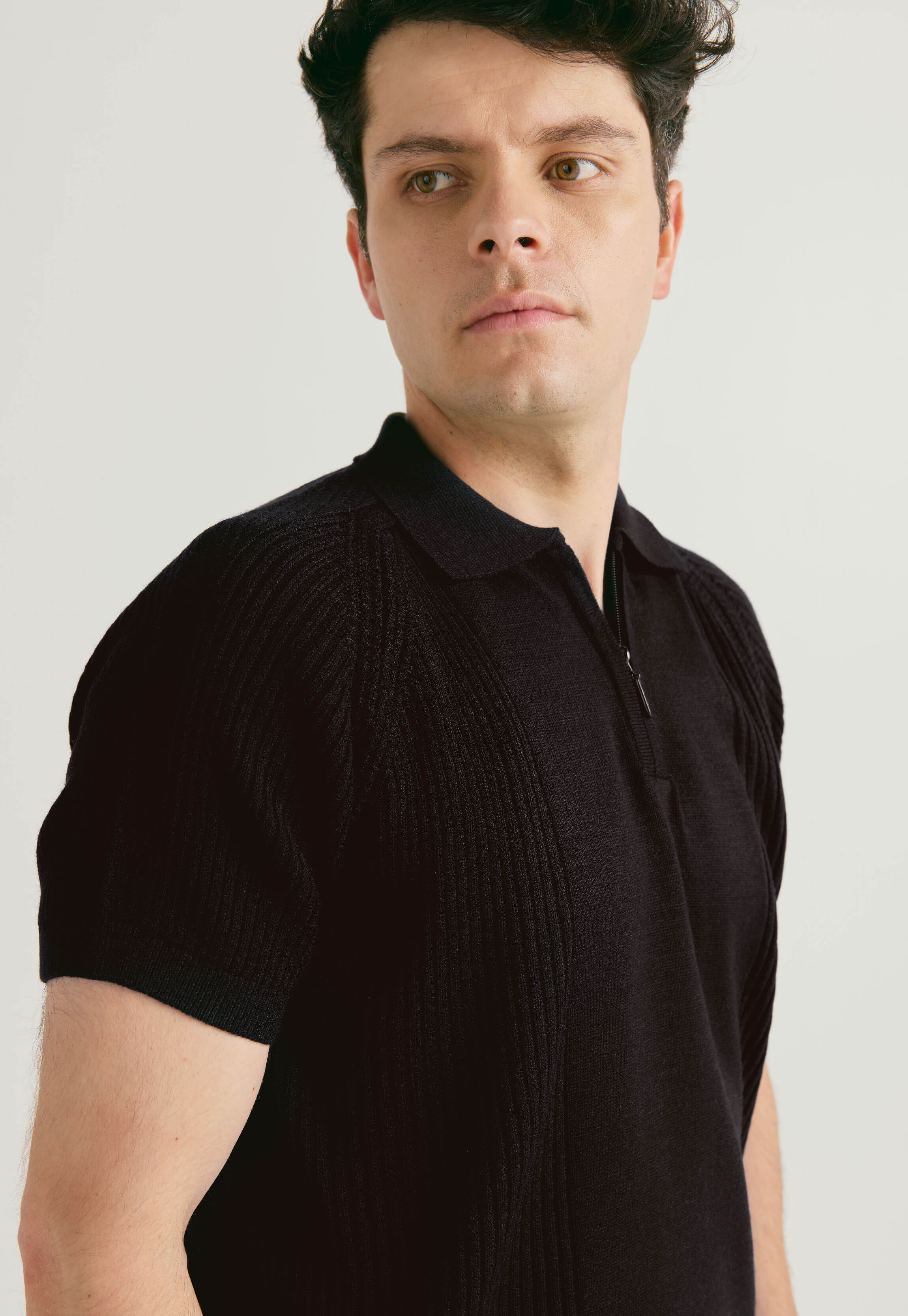 Camiseta Timothee estilo polo de mangas cortas, con cremallera y detalles acanalados para hombre, marca Giive.