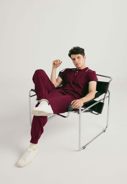Set Suéter Andrew para hombre en punto grueso acanalado con diseño de líneas horizontales delgadas, cuello redondo y ribetes en puños y bajo. y Pantalón tipo jogger para hombre, tejido en hilo, con bolsillos laterales y cintura elástica ajustable.
