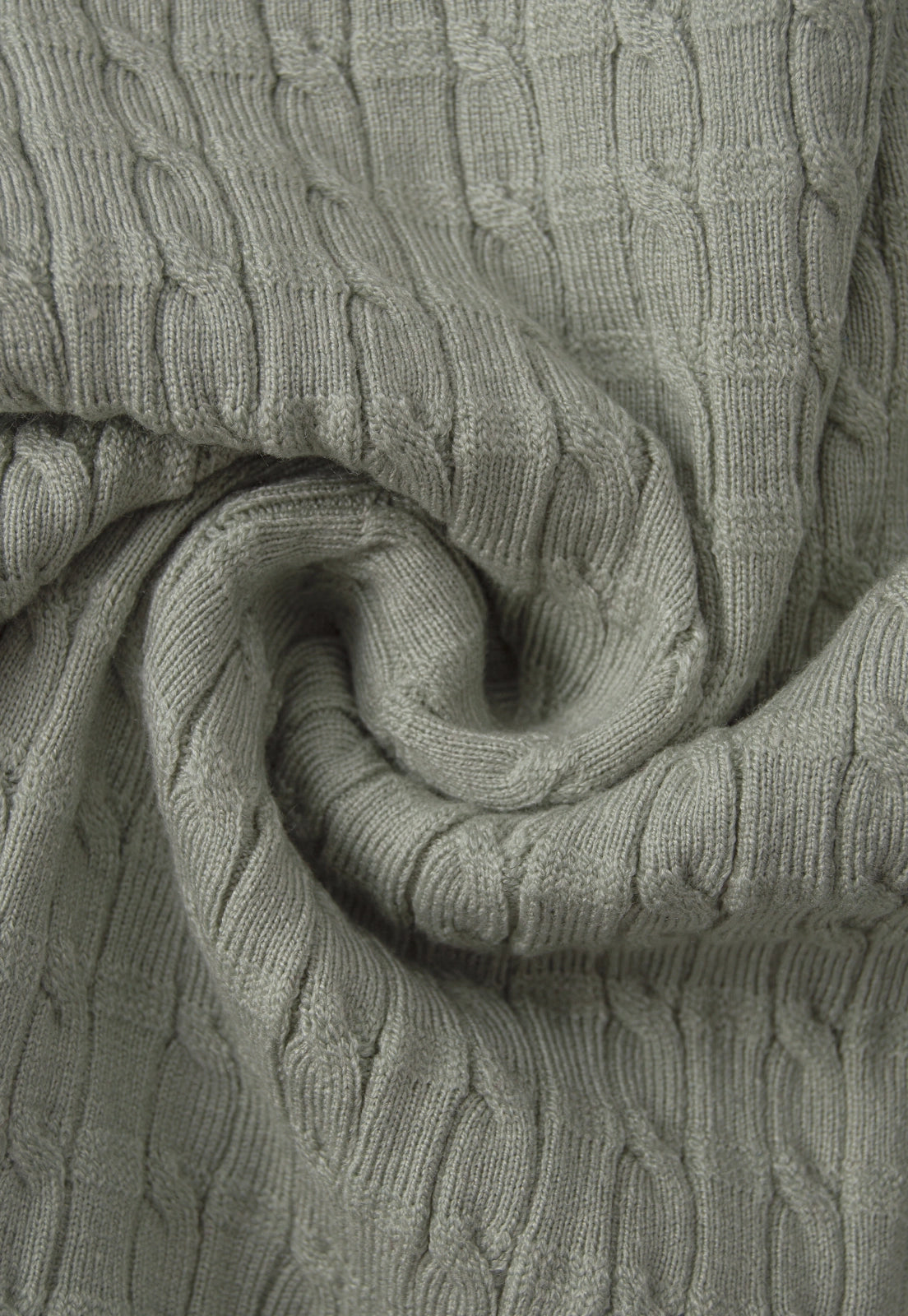 Cardigan Axis Giive tejido con trenzas verticales, cuello redondo, botones frontales y manga larga.