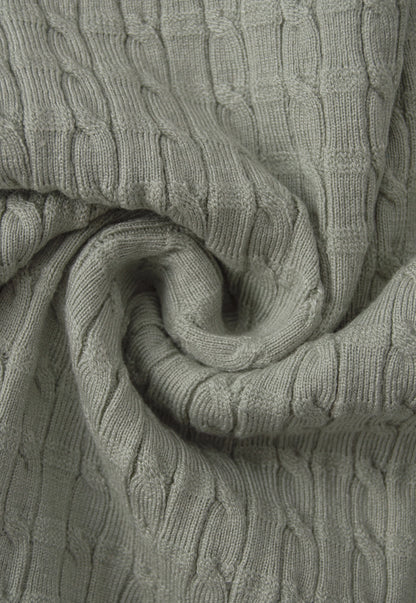 Cardigan Axis Giive tejido con trenzas verticales, cuello redondo, botones frontales y manga larga.
