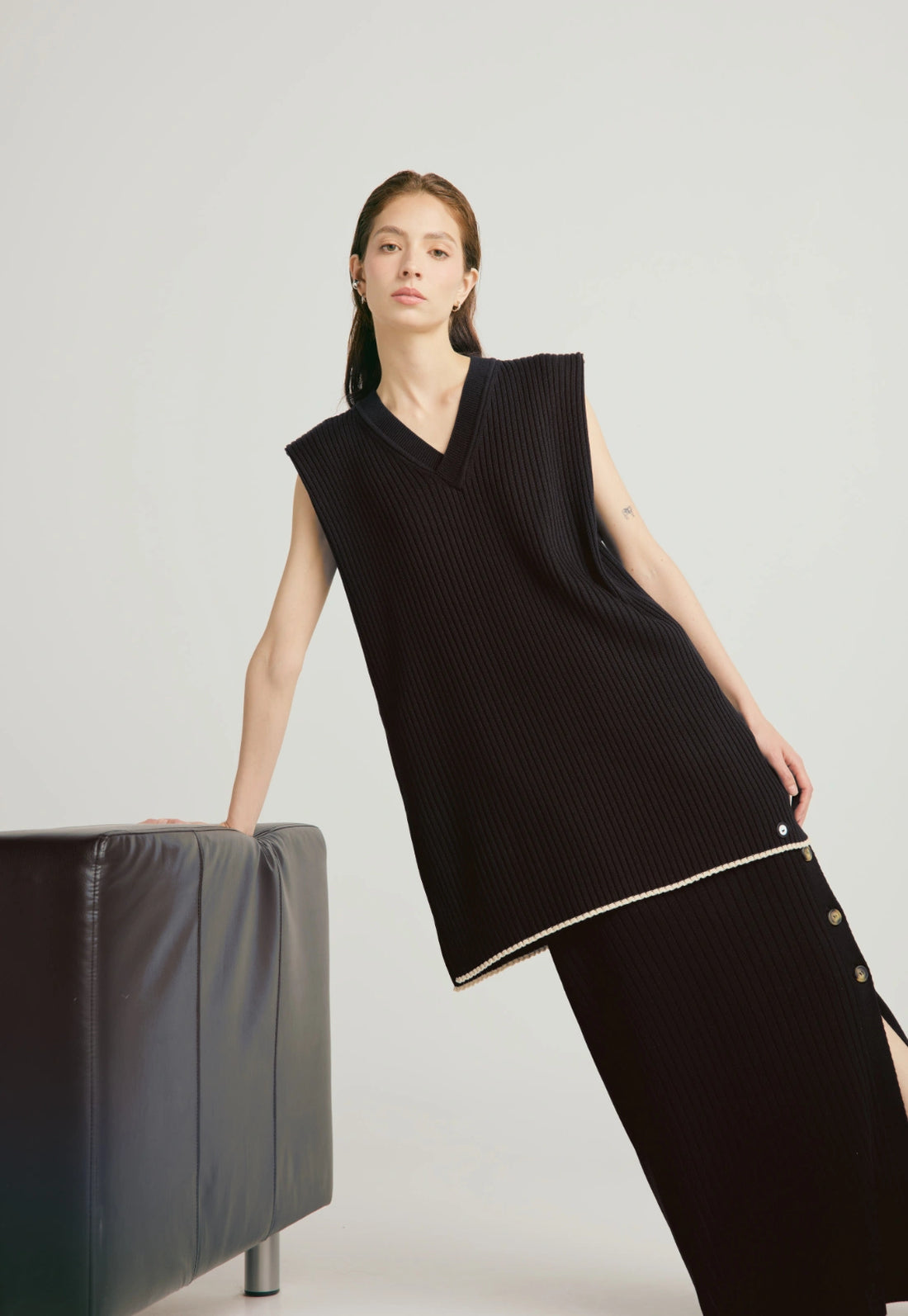 Chaleco Andrea, tejido en canal, cuello escote en V, diseño suelto y sin mangas, para mujer.