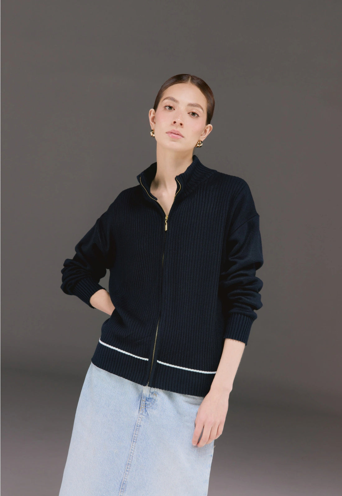 Saco tejido para mujer con cremallera, cuello alto y ribetes acanalados.