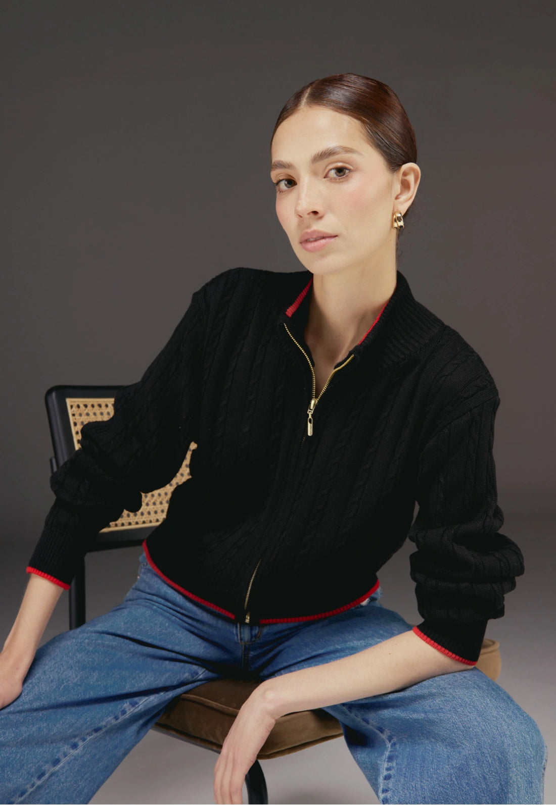 Chaqueta trenzada para mujer, cuello alto y detalles lineales.