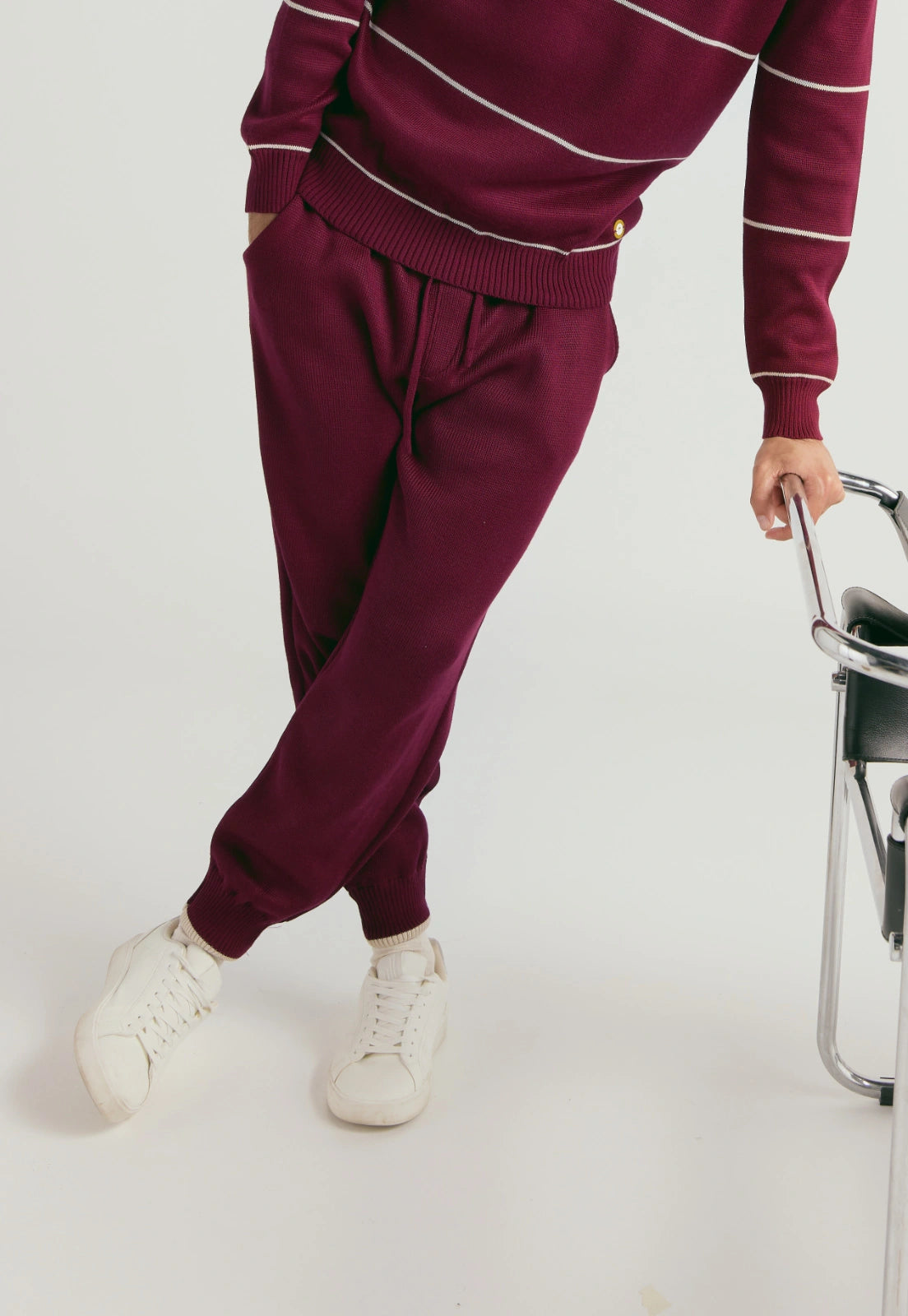  Pantalón tipo jogger para hombre, tejido en hilo, con bolsillos laterales y cintura elástica ajustable.