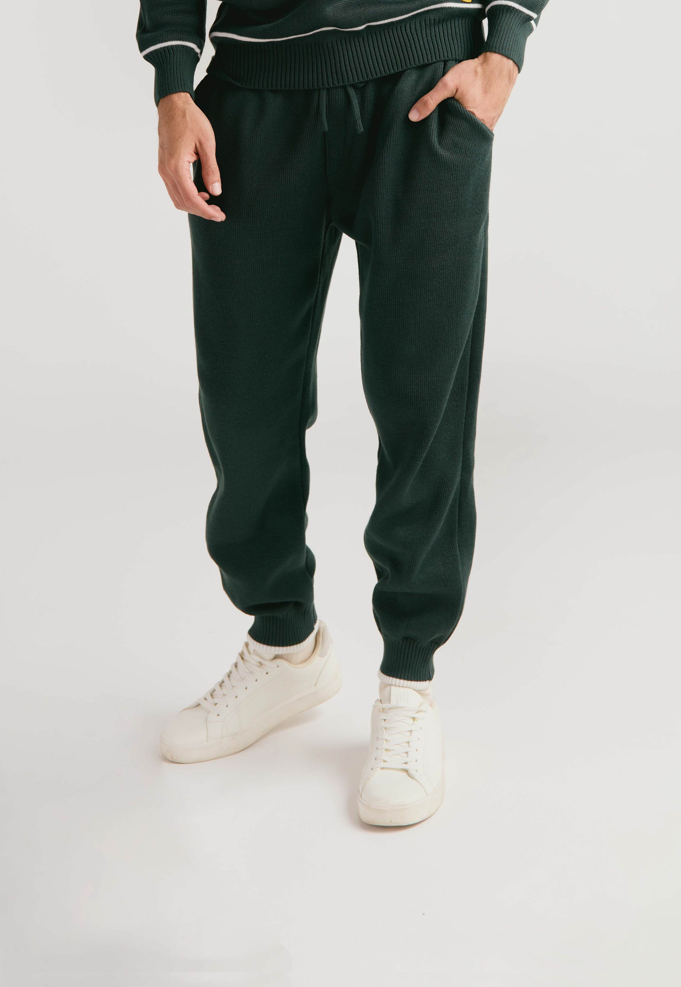 Pantalón tipo jogger para hombre, tejido en hilo, con bolsillos laterales y cintura elástica ajustable.
