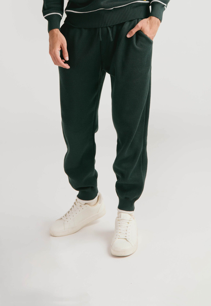 Pantalón tipo jogger para hombre, tejido en hilo, con bolsillos laterales y cintura elástica ajustable.
