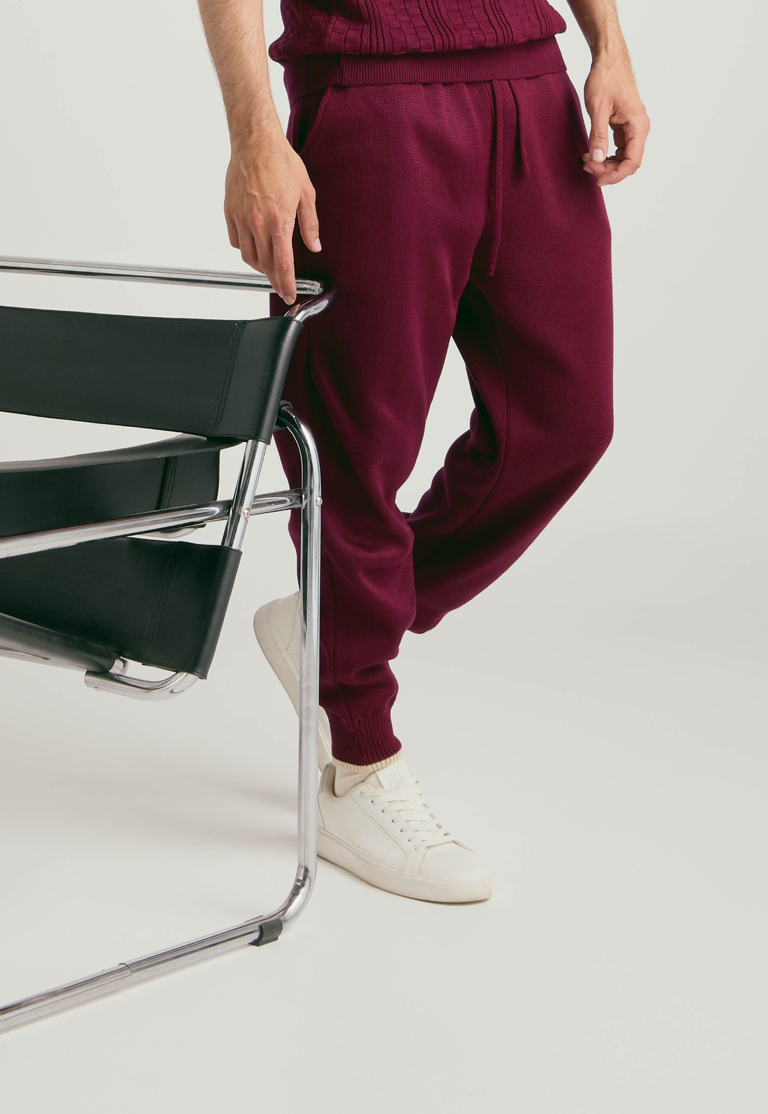 Pantalón tipo jogger para hombre, tejido en hilo, con bolsillos laterales y cintura elástica ajustable.
