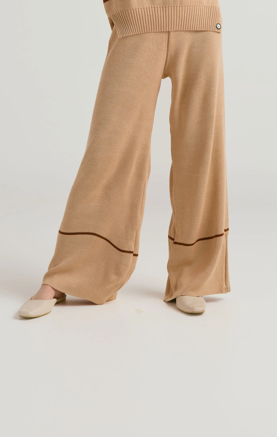 Pantalón tejido para mujer, corte tiro medio con bota campana sutil y cremallera invisible.