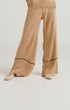  Pantalón tejido para mujer, corte tiro medio con bota campana sutil y cremallera invisible.
