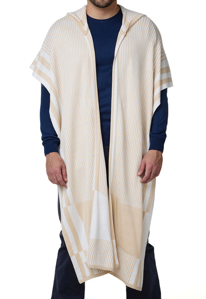 Ruana Taylor unisex en tejido jacquard con capota, diseño de líneas verticales, dos colores, estilo moderno.
