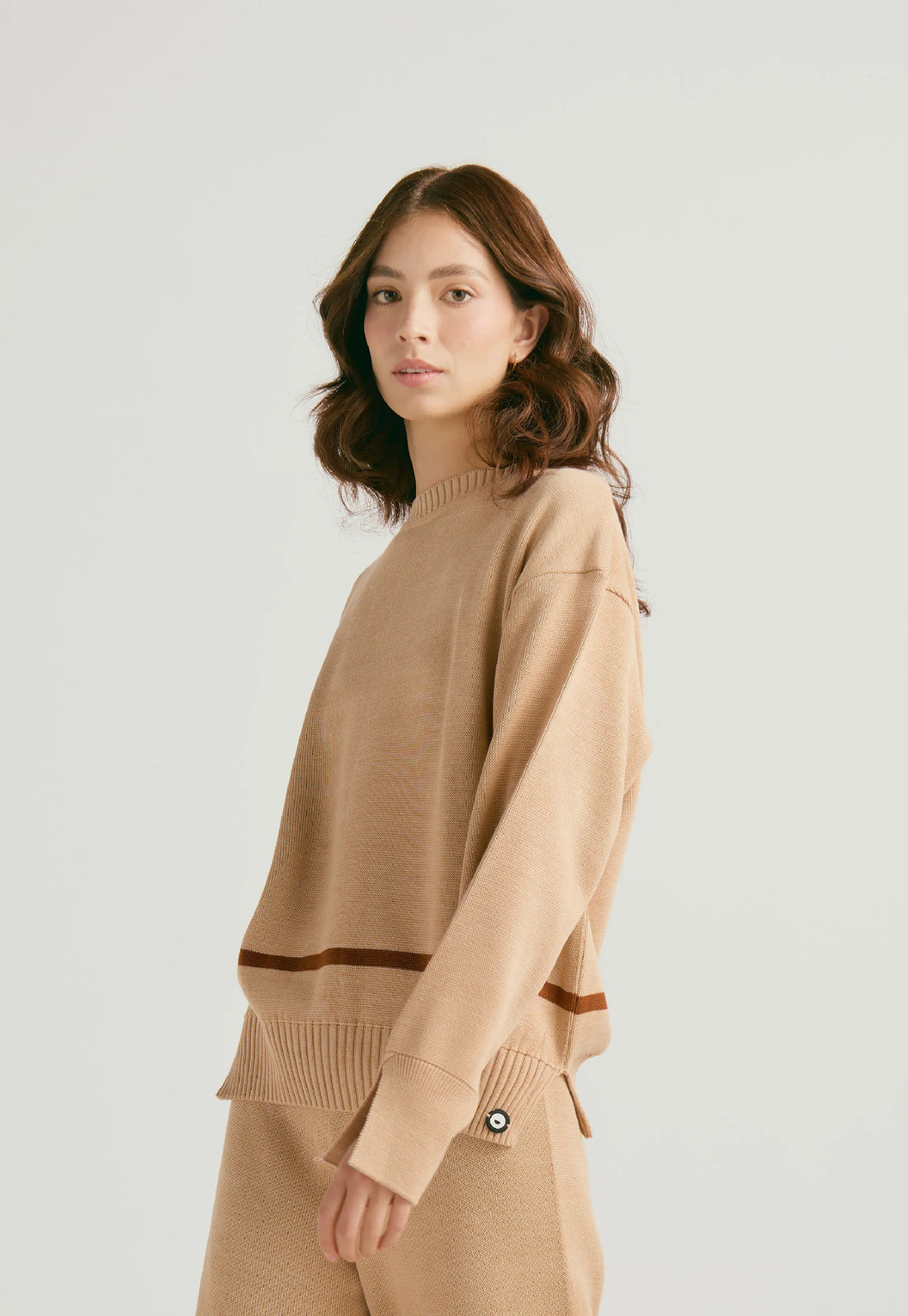 Suéter Lauren de Giive, largo con cuello redondo, corte suelto y tejido en hilo suave.