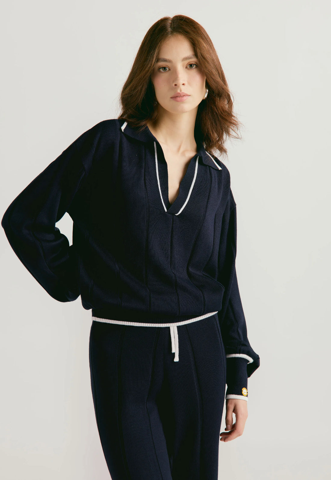 Suéter Tiffany de tejido suave con cuello en V, manga caída y corte suelto para mujer.