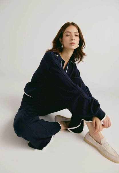 Suéter de tejido suave con cuello en V, manga caída y corte suelto para mujer. y  Pantalón Tiffany de tejido acanalado con bota ancha y cordón de ajuste, para mujer, de corte suelto y juvenil.