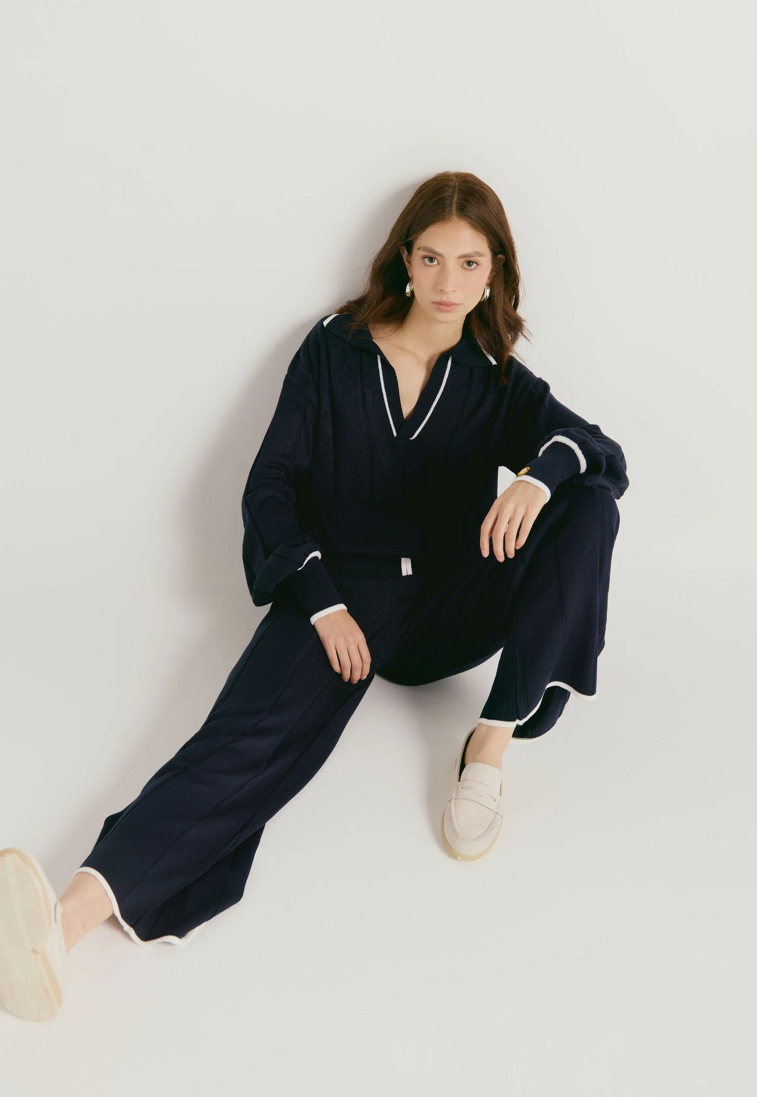 Suéter de tejido suave con cuello en V, manga caída y corte suelto para mujer. y  Pantalón Tiffany de tejido acanalado con bota ancha y cordón de ajuste, para mujer, de corte suelto y juvenil.