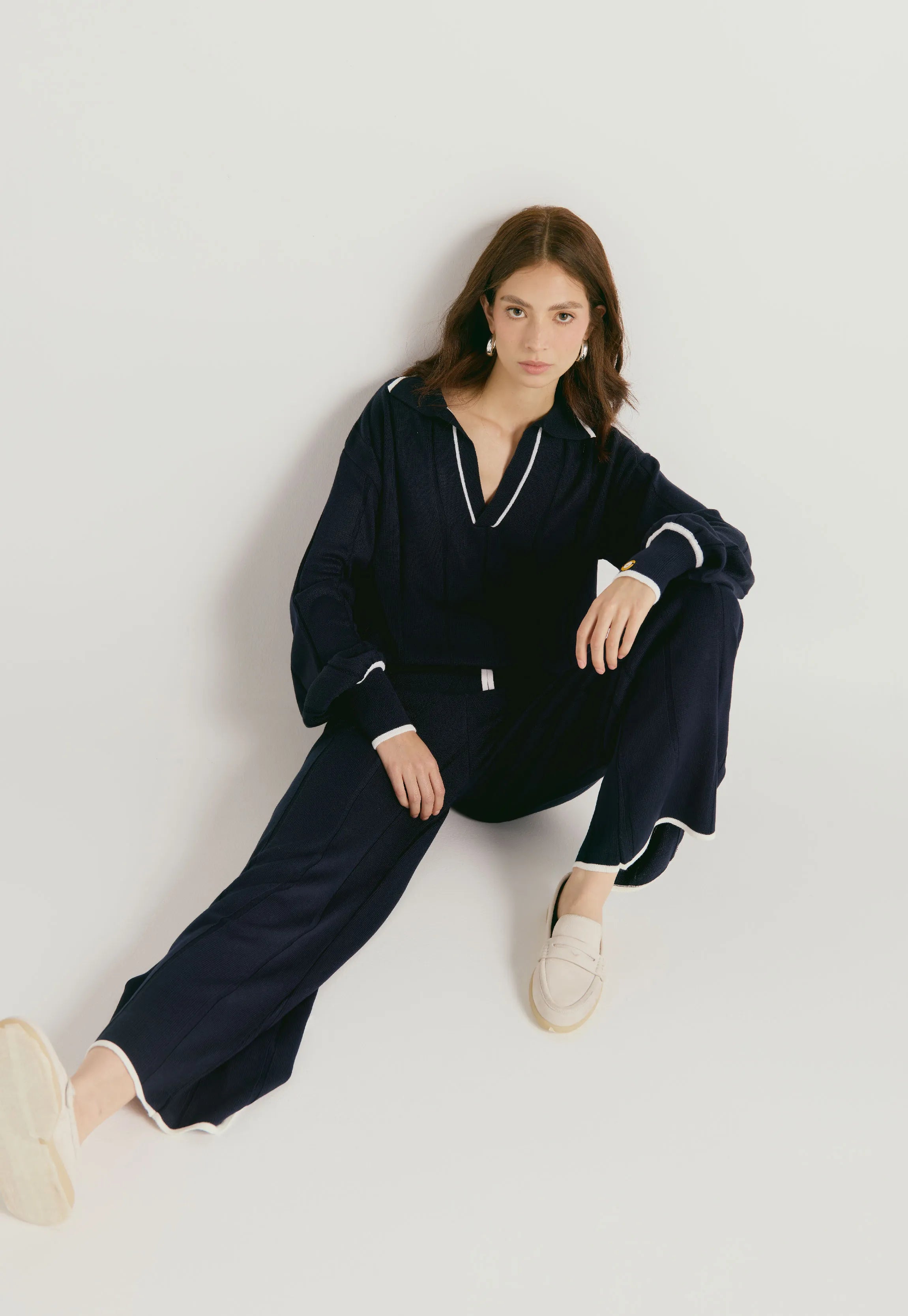 Suéter de tejido suave con cuello en V, manga caída y corte suelto para mujer. y  Pantalón Tiffany de tejido acanalado con bota ancha y cordón de ajuste, para mujer, de corte suelto y juvenil.