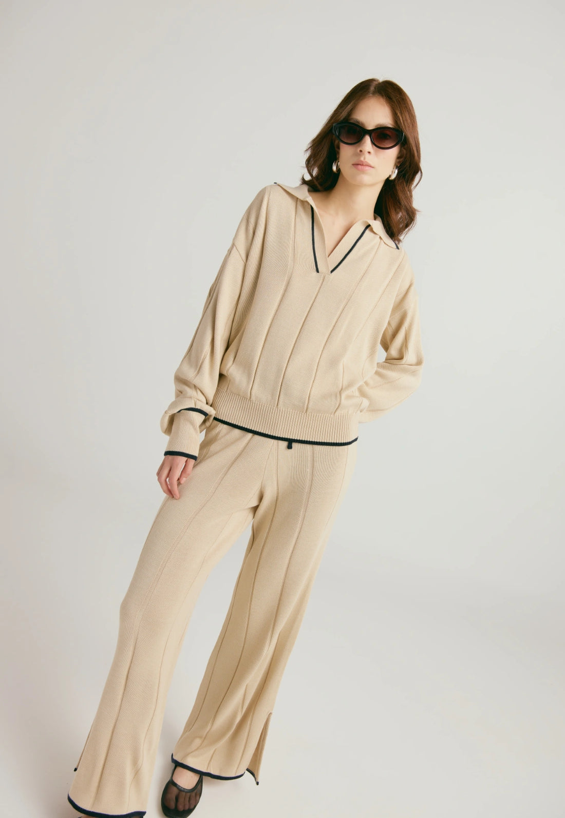 Suéter Tiffany de tejido suave con cuello en V, manga caída y corte suelto para mujer. 
Pantalón Tiffany de tejido acanalado con bota ancha y cordón de ajuste, para mujer, de corte suelto y juvenil.